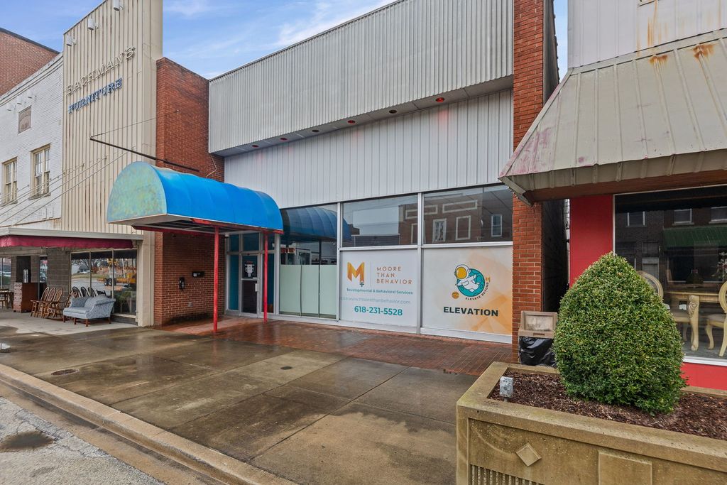 Image 4 of property listing at 115 W Main Street, Salem, IL 62881