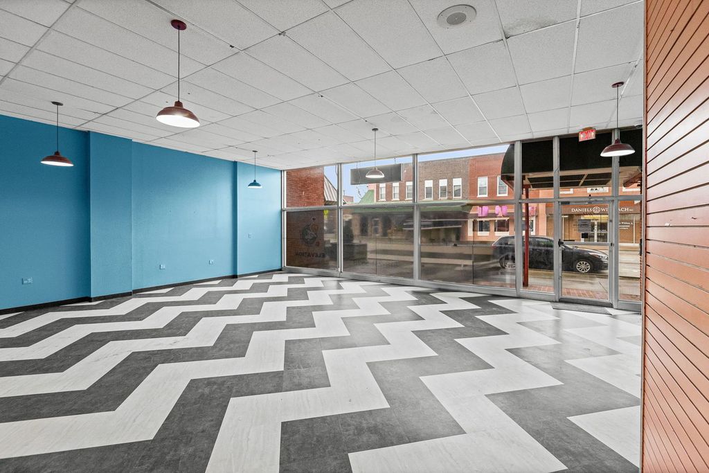 Image 10 of property listing at 115 W Main Street, Salem, IL 62881