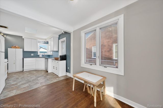 28418 N Clements Circle, Livonia, MI 48150