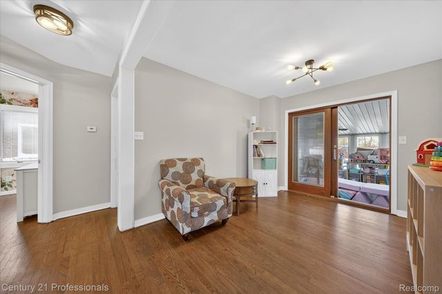 28418 N Clements Circle, Livonia, MI 48150