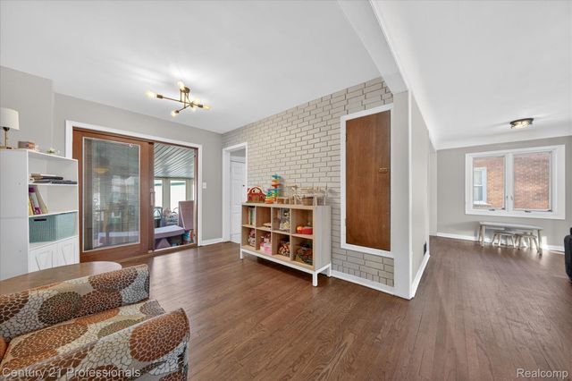 28418 N Clements Circle, Livonia, MI 48150