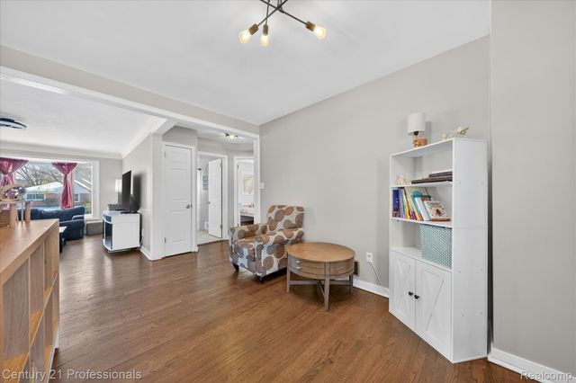 28418 N Clements Circle, Livonia, MI 48150