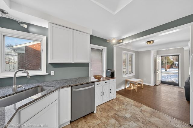 28418 N Clements Circle, Livonia, MI 48150