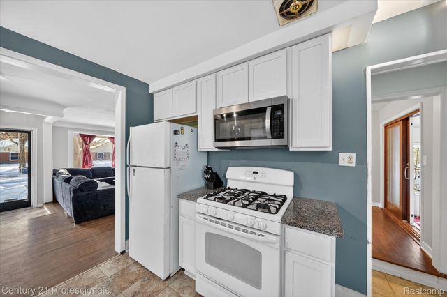 28418 N Clements Circle, Livonia, MI 48150