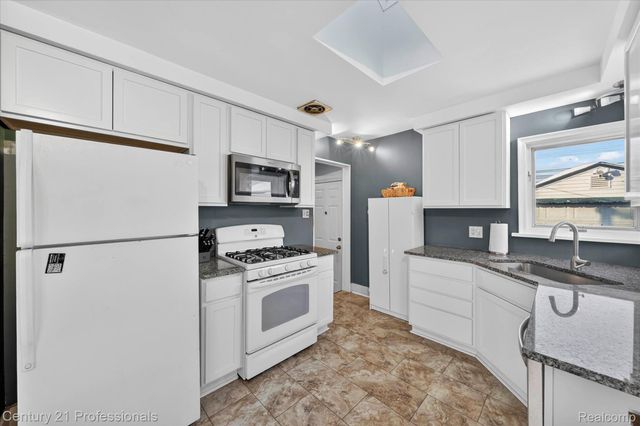 28418 N Clements Circle, Livonia, MI 48150