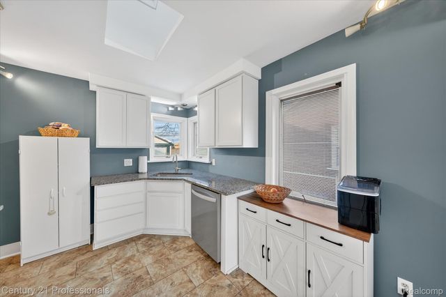 28418 N Clements Circle, Livonia, MI 48150