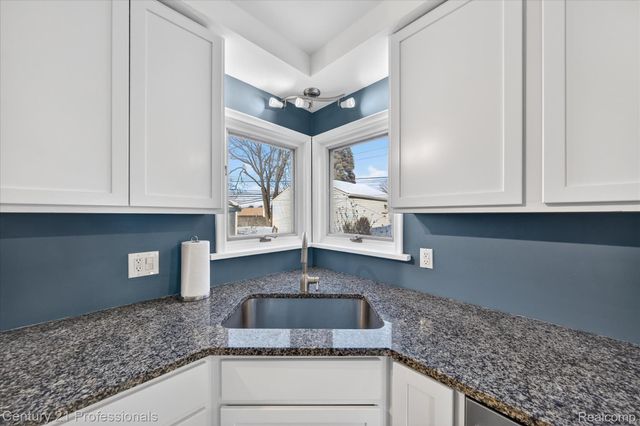 28418 N Clements Circle, Livonia, MI 48150