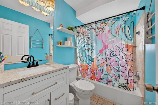 28418 N Clements Circle, Livonia, MI 48150