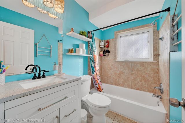 28418 N Clements Circle, Livonia, MI 48150