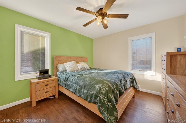 28418 N Clements Circle, Livonia, MI 48150