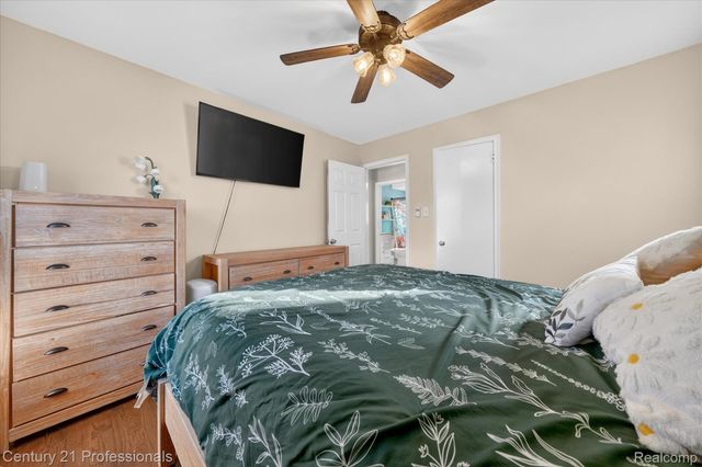 28418 N Clements Circle, Livonia, MI 48150