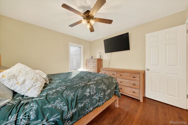 28418 N Clements Circle, Livonia, MI 48150