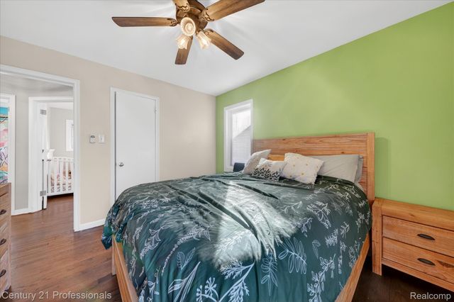 28418 N Clements Circle, Livonia, MI 48150