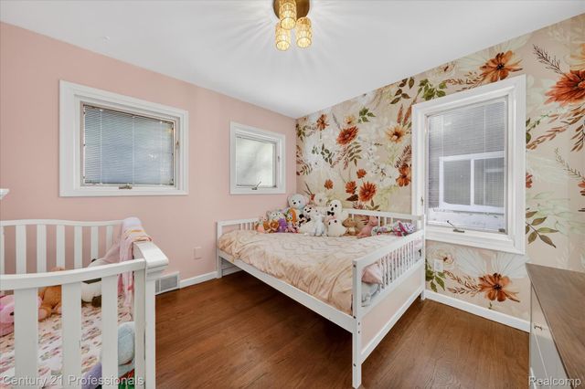 28418 N Clements Circle, Livonia, MI 48150