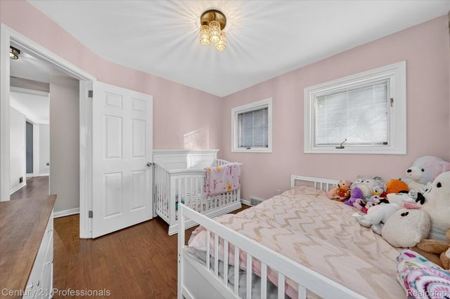 28418 N Clements Circle, Livonia, MI 48150