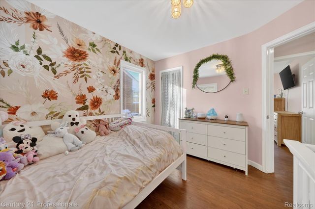 28418 N Clements Circle, Livonia, MI 48150