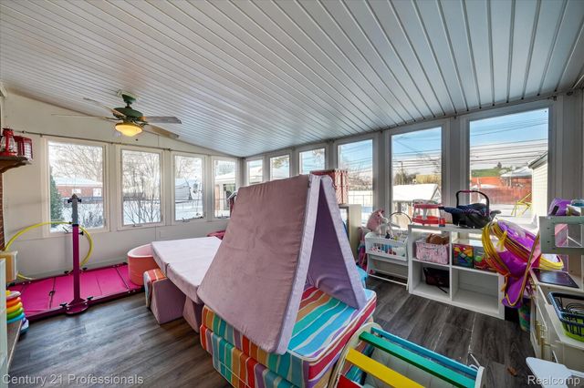 28418 N Clements Circle, Livonia, MI 48150