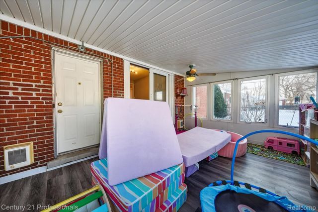 28418 N Clements Circle, Livonia, MI 48150