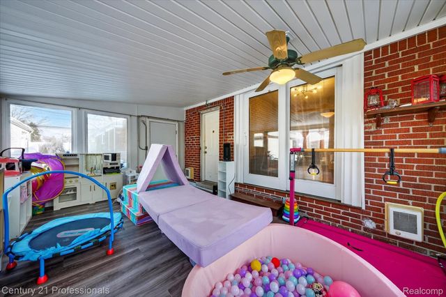 28418 N Clements Circle, Livonia, MI 48150