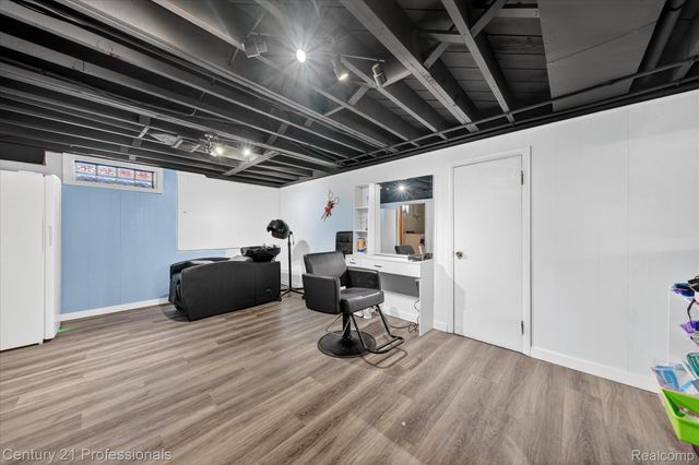 28418 N Clements Circle, Livonia, MI 48150