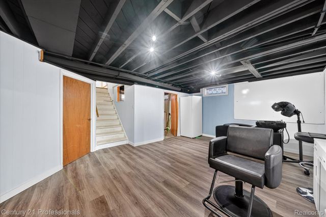 28418 N Clements Circle, Livonia, MI 48150