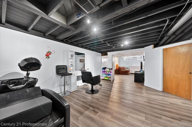 28418 N Clements Circle, Livonia, MI 48150