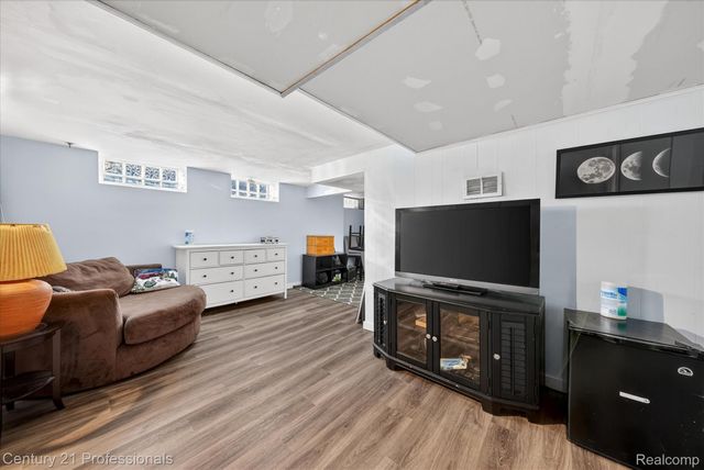 28418 N Clements Circle, Livonia, MI 48150