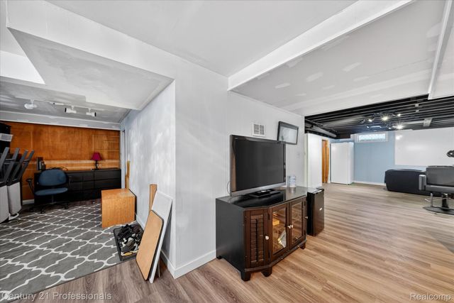 28418 N Clements Circle, Livonia, MI 48150