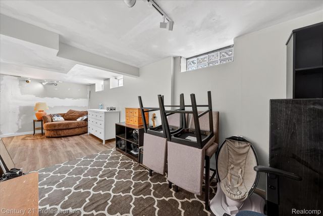 28418 N Clements Circle, Livonia, MI 48150