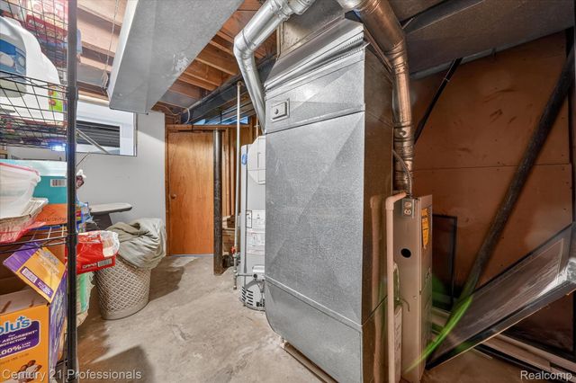 28418 N Clements Circle, Livonia, MI 48150