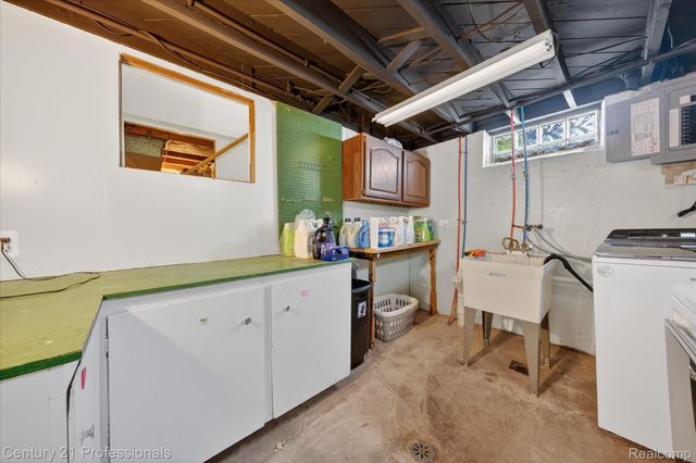 28418 N Clements Circle, Livonia, MI 48150