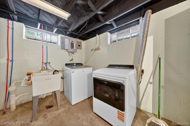 28418 N Clements Circle, Livonia, MI 48150