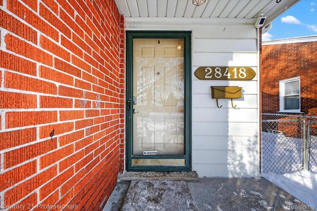 28418 N Clements Circle, Livonia, MI 48150