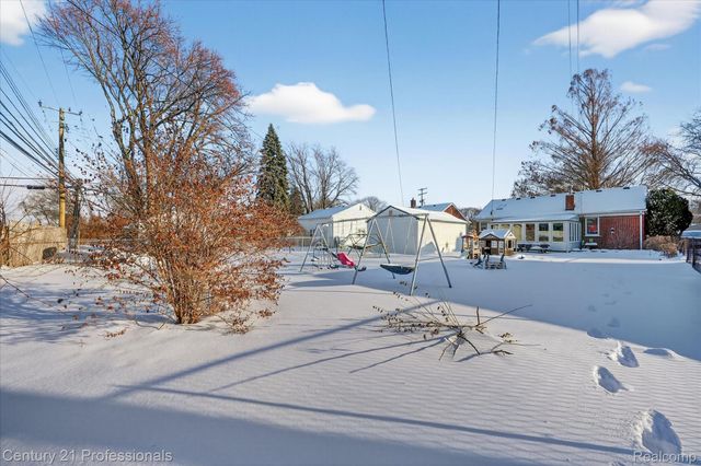 28418 N Clements Circle, Livonia, MI 48150