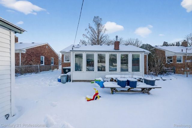 28418 N Clements Circle, Livonia, MI 48150