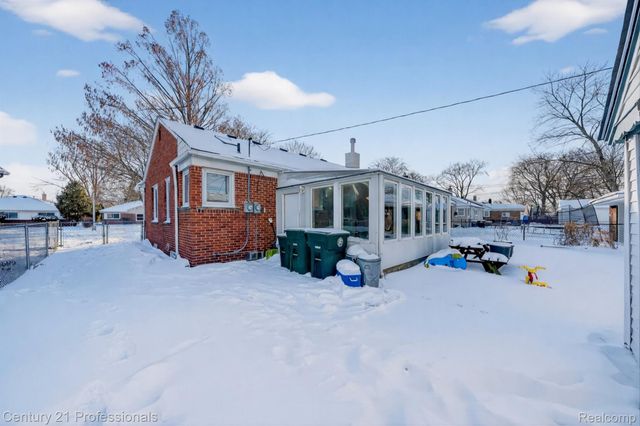 28418 N Clements Circle, Livonia, MI 48150