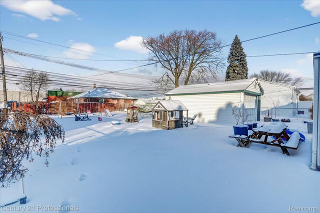 28418 N Clements Circle, Livonia, MI 48150