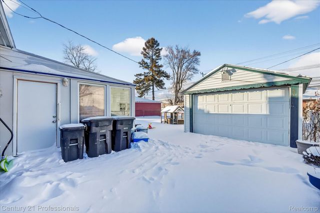 28418 N Clements Circle, Livonia, MI 48150