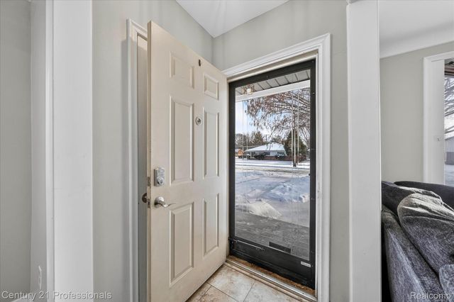 28418 N Clements Circle, Livonia, MI 48150