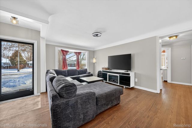 28418 N Clements Circle, Livonia, MI 48150