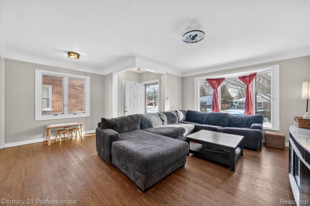 28418 N Clements Circle, Livonia, MI 48150