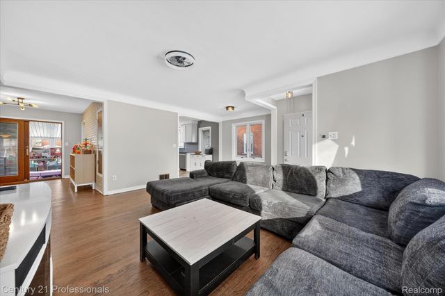 28418 N Clements Circle, Livonia, MI 48150