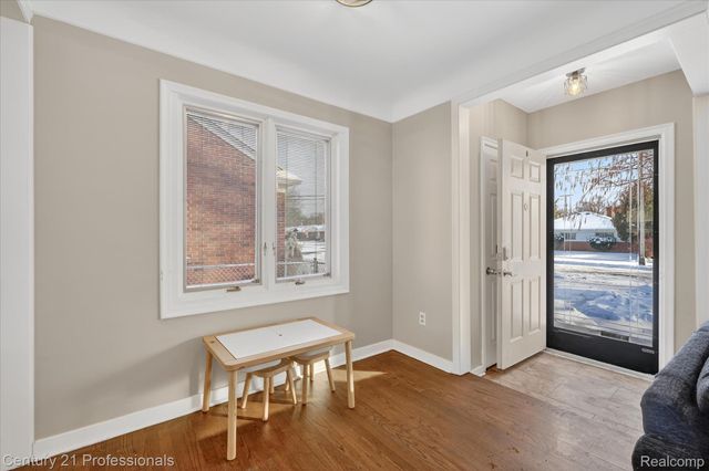 28418 N Clements Circle, Livonia, MI 48150