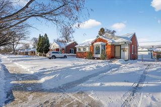 28418 N Clements Circle, Livonia, MI 48150