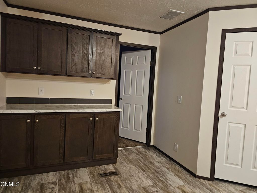 2037 9th Avenue W, Williston, ND 58801 photo 4