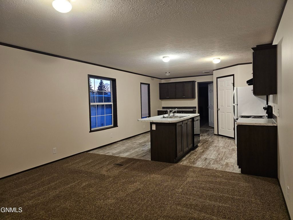 2037 9th Avenue W, Williston, ND 58801 photo 5