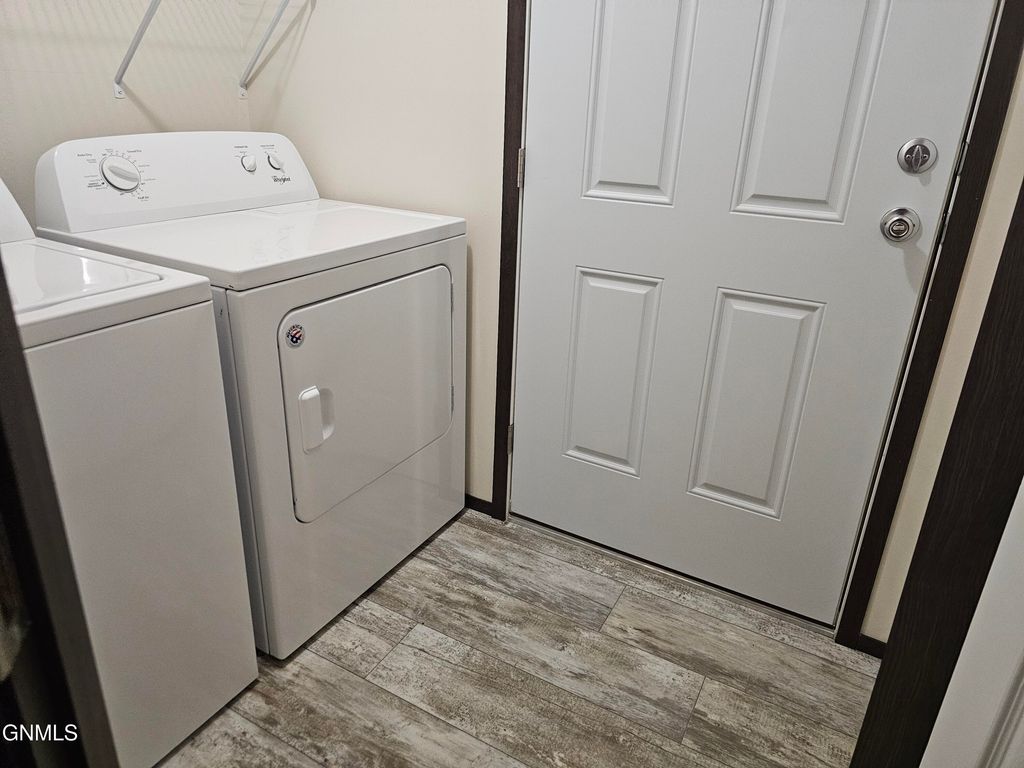 2037 9th Avenue W, Williston, ND 58801 photo 7