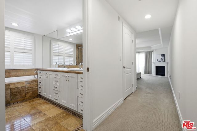 11908 Darlington Avenue 203, Los Angeles, CA 90049
