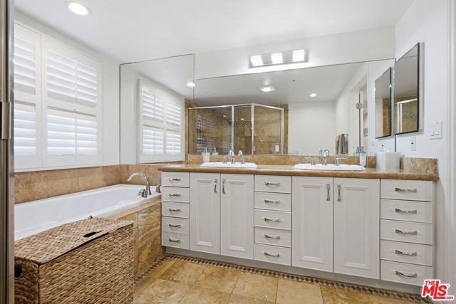 11908 Darlington Avenue 203, Los Angeles, CA 90049