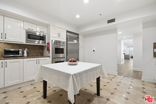 11908 Darlington Avenue 203, Los Angeles, CA 90049